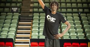 Tiene 18 años, mide más que Wembanyama y ya hace ruido en la NBA imagen-2