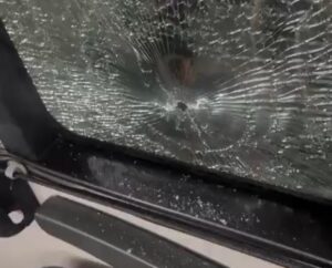 Un micro con hinchas de Tigre fue agredido y una persona resultó herida de bala imagen-2
