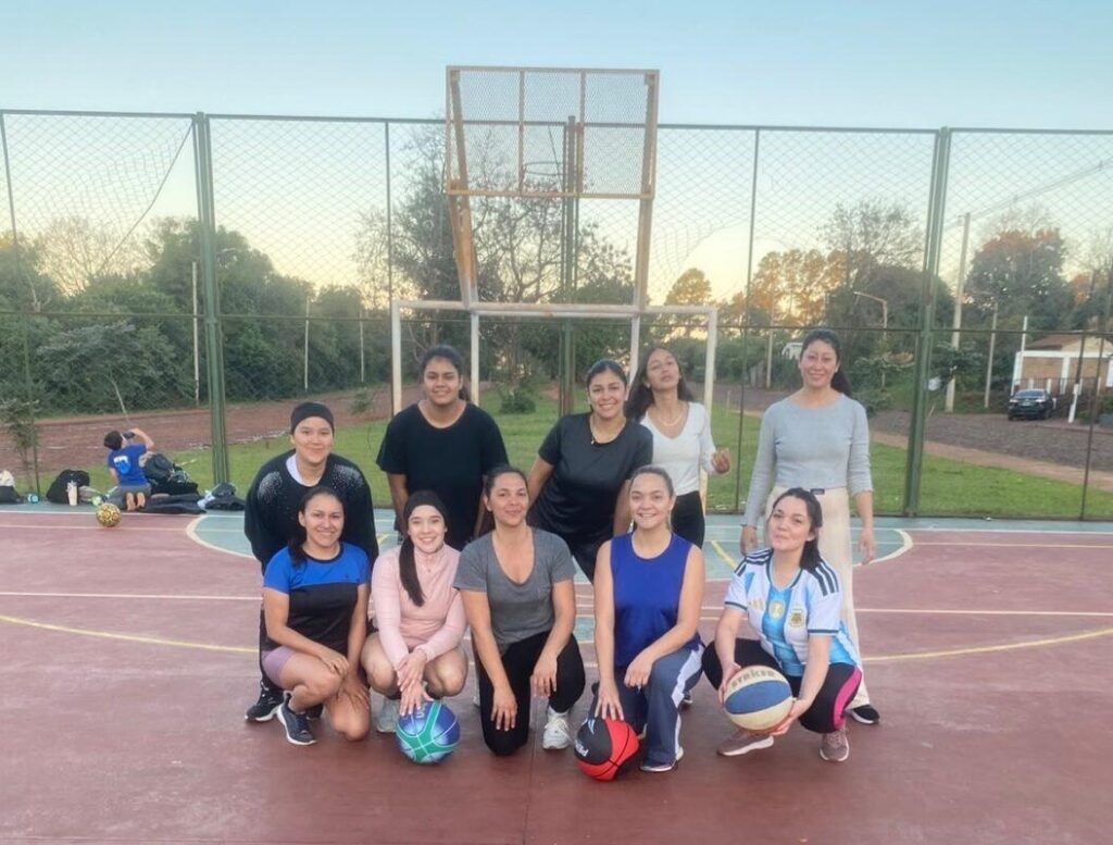 La “naranja” sonríe en Apóstoles: un club sumó el básquet femenino imagen-5
