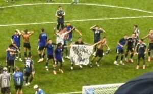 El pedido de sanción de un exasesor de Thatcher para los jugadores argentinos que mostraron la bandera de Malvinas imagen-2