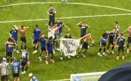 El pedido de sanción de un exasesor de Thatcher para los jugadores argentinos que mostraron la bandera de Malvinas El pedido de sanción de un exasesor de Thatcher para los jugadores argentinos que mostraron la bandera de Malvinas imagen-8