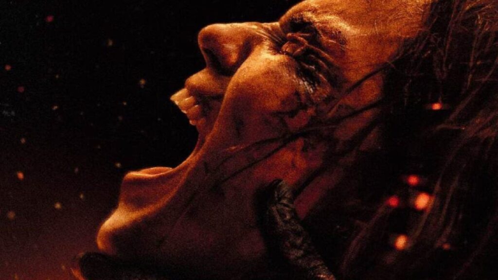 "Creo que si no lo haces en una película de 'Evil Dead', ¿dónde lo haces?": el director de 'Posesión infernal: en llamas' ha tenido libertad para llevar la saga al extremo imagen-4