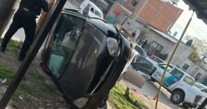 De película: escapaban de la Policía en La Matanza, tras ser denunciado por su ex y terminaron volcados, uno tenía pedido de captura por homicidio imagen-3