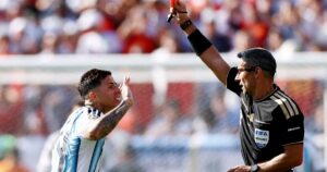 Se retiró el árbitro que dirigió la final entre Argentina y España en el Mundial 2026 imagen-4