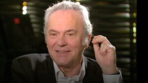 José Coronado (68 años): "Estuve 10 años viviendo de noche y estaba absolutamente sobrepasado por la esclavitud de la hostelería" imagen-119