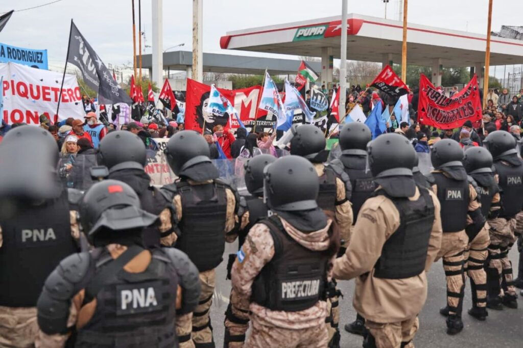 Violento enfrentamiento entre piqueteros y las fuerzas de seguridad en protestas contra el Gobierno por la baja de un plan social Violento enfrentamiento entre piqueteros y las fuerzas de seguridad en protestas contra el Gobierno por la baja de un plan social imagen-94