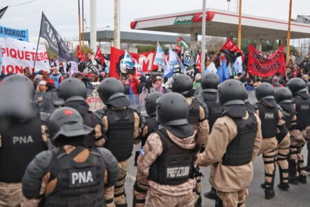 Violento enfrentamiento entre piqueteros y las fuerzas de seguridad en protestas contra el Gobierno por la baja de un plan social imagen-8
