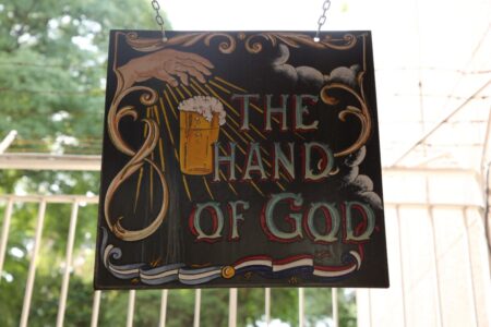 Cómo es The Hand of God, el pub británico oculto en La Isla que rinde homenaje a Messi y a Maradona imagen-14