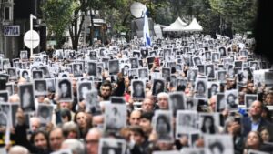 “Es incomprensible esta lentitud”: fuerte reclamo de la AMIA a la Justicia a 32 años del atentado imagen-1