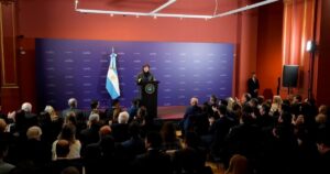 Milei se reunió con diputados y senadores: les dijo que quiere cambiar la carta orgánica del Banco Central y fijó prioridades legislativas Milei se reunió con diputados y senadores: les dijo que quiere cambiar la carta orgánica del Banco Central y fijó prioridades legislativas imagen-4