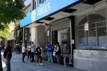 El Gobierno confirmó el bono previsional de agosto y fijó un aumento para jubilados y pensionados imagen-11