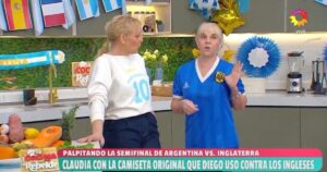 Claudia Villafañe lució la legendaria camiseta azul de Diego Maradona de México 86: "Es la original" imagen-3