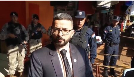 Encarnación: Fiscal Enrique Forneron allana local comercial por presunta estafa con venta de iPhones falsificados imagen-14