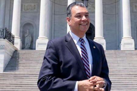 Alex Padilla, el senador latino de California que impulsa un límite para los jueces de la Corte Suprema imagen-12