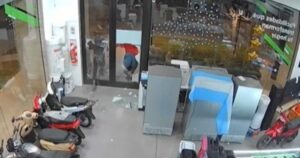 Robo en tiempo récord: 22 segundos para romper una puerta, saquear celulares de una casa de artículos electrónicos y escapar imagen-2