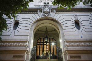Denunciaron a alumnos del Pellegrini y Nacional Buenos Aires por vender fotos de sus compañeras “desnudas” hechas con IA Denunciaron a alumnos del Pellegrini y Nacional Buenos Aires por vender fotos de sus compañeras “desnudas” hechas con IA imagen-3