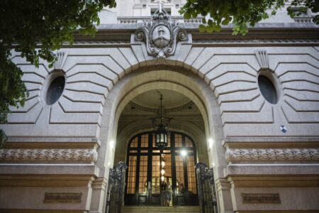 Denunciaron a alumnos del Pellegrini y Nacional Buenos Aires por vender fotos de sus compañeras “desnudas” hechas con IA imagen-11