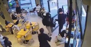 En segundos: violento robo de dos motochorros a una pareja que tomaba un café en Avellaneda En segundos: violento robo de dos motochorros a una pareja que tomaba un café en Avellaneda imagen-3