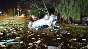 Despistó con su auto tras intentar esquivar dos motocicletas y terminó hospitalizado imagen-73