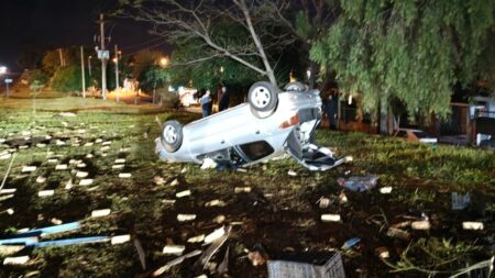 Despistó con su auto tras intentar esquivar dos motocicletas y terminó hospitalizado imagen-69