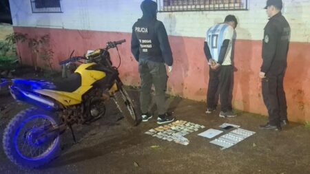Detuvieron en Eldorado a un motociclista que intentó huir de un control y llevaba cocaína, un puñal y dinero en efectivo Detuvieron en Eldorado a un motociclista que intentó huir de un control y llevaba cocaína, un puñal y dinero en efectivo imagen-68