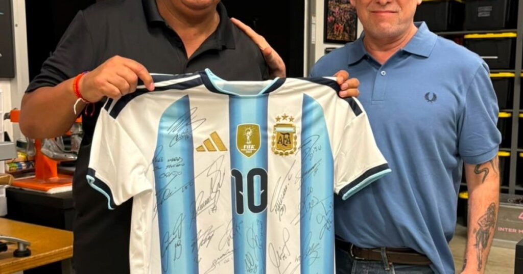 Calamaro se llevó una camiseta de la Selección firmada por los jugadores Calamaro se llevó una camiseta de la Selección firmada por los jugadores imagen-39