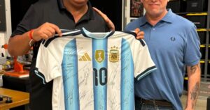 Calamaro se llevó una camiseta de la Selección firmada por los jugadores Calamaro se llevó una camiseta de la Selección firmada por los jugadores imagen-1
