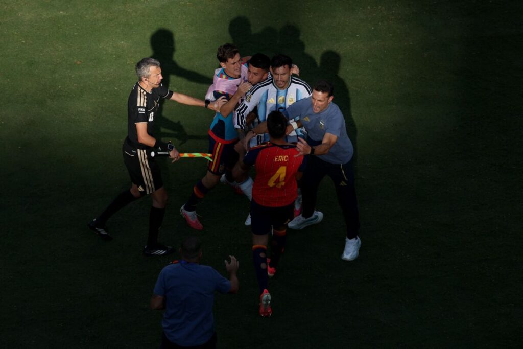 Empujones, cruces y golpes entre jugadores de España y la Argentina después de la final del Mundial Empujones, cruces y golpes entre jugadores de España y la Argentina después de la final del Mundial imagen-5