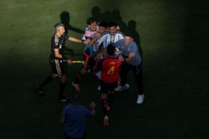 Empujones, cruces y golpes entre jugadores de España y la Argentina después de la final del Mundial Empujones, cruces y golpes entre jugadores de España y la Argentina después de la final del Mundial imagen-4