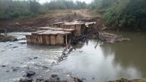 El puente sigue cortado y no hay paso sobre el arroyo Yabebiry imagen-1