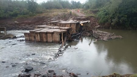 El puente sigue cortado y no hay paso sobre el arroyo Yabebiry imagen-12