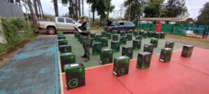 Evadieron un control y abandonaron dos vehículos cargados con 23.000 atados de cigarrillos de contrabando imagen-1