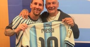 Messi le regaló su camiseta a Roberto Baggio tras la clasificación ante Suiza y revivió una amistad que nació gracias a Guardiola imagen-4