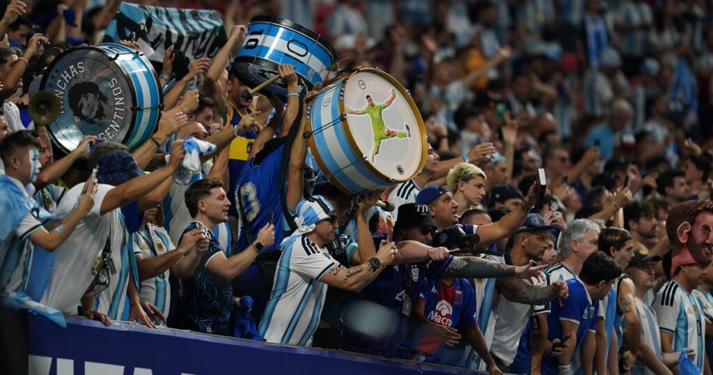 Argentina – Inglaterra: la caravana de los hinchas al estadio de Atlanta, su opinión sobre si es «solo un partido de fútbol» y el grito en el himno británico Argentina - Inglaterra: la caravana de los hinchas al estadio de Atlanta, su opinión sobre si es "solo un partido de fútbol" y el grito en el himno británico imagen-99