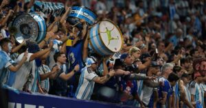 Argentina – Inglaterra: la caravana de los hinchas al estadio de Atlanta, su opinión sobre si es «solo un partido de fútbol» y el grito en el himno británico Argentina - Inglaterra: la caravana de los hinchas al estadio de Atlanta, su opinión sobre si es "solo un partido de fútbol" y el grito en el himno británico imagen-4
