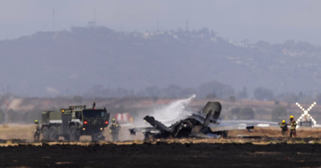 Un caza F-35 se estrelló cerca de una base militar en California: el piloto logró salir antes del impacto imagen-99