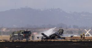 Un caza F-35 se estrelló cerca de una base militar en California: el piloto logró salir antes del impacto imagen-4