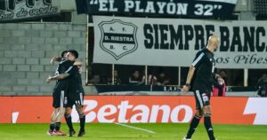 Así fue el extraordinario gol de Alexander Díaz para el impactante 3-0 de Deportivo Riestra frente a Boca imagen-4