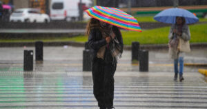 Alerta naranja por tormentas en la Ciudad y provincia de Buenos Aires: prevén lluvias intensas, granizo y ráfagas de hasta 50 km/h Alerta naranja por tormentas en la Ciudad y provincia de Buenos Aires: prevén lluvias intensas, granizo y ráfagas de hasta 50 km/h imagen-2