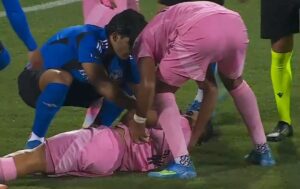 Un compañero de Messi debió salir en ambulancia de la cancha tras una dura infracción imagen-3