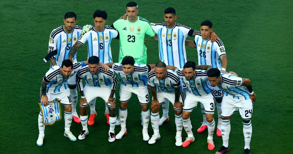 Argentina y el brazalete negro por el fallecimiento de Antonio Rattín Argentina y el brazalete negro por el fallecimiento de Antonio Rattín imagen-5