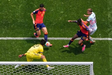 Con otro gol agónico de Mikel Merino y la pausa como bandera, España venció a Bélgica y desafía a Francia imagen-7