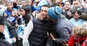 Devoción por Lionel Scaloni en Pujato, el pueblo que no deja de abrazarlo: filas interminables, canciones y un ruego en continuado imagen-4