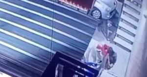 Empujó por la escalera a su mujer embarazada, le pegó en un estacionamiento y terminó agrediendo a vecinos: fue detenido Empujó por la escalera a su mujer embarazada, le pegó en un estacionamiento y terminó agrediendo a vecinos: fue detenido imagen-2