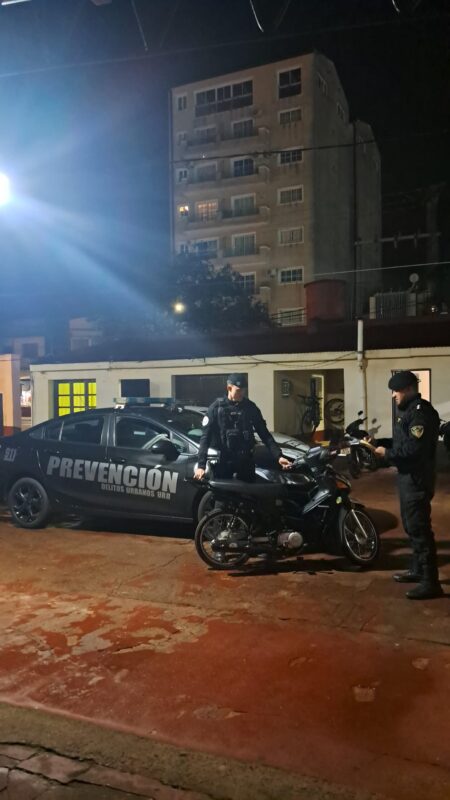 Prevención que da resultados: operativos policiales evitaron riesgos en el tránsito y resguardaron un comercio en Oberá Prevención que da resultados: operativos policiales evitaron riesgos en el tránsito y resguardaron un comercio en Oberá imagen-125