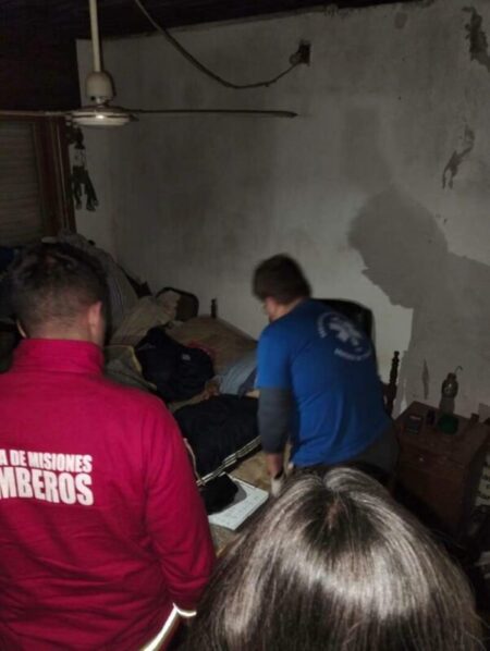 Bomberos asistieron a un adulto mayor con discapacidad tras una caída en su vivienda imagen-13