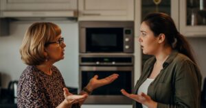 La psicología dice que los padres rara vez pierden a sus hijos adultos por una sola pelea; los pierden con el paso de los años, una disculpa evadida, un recuerdo reescrito, un "eres demasiado sensible" a la vez imagen-2