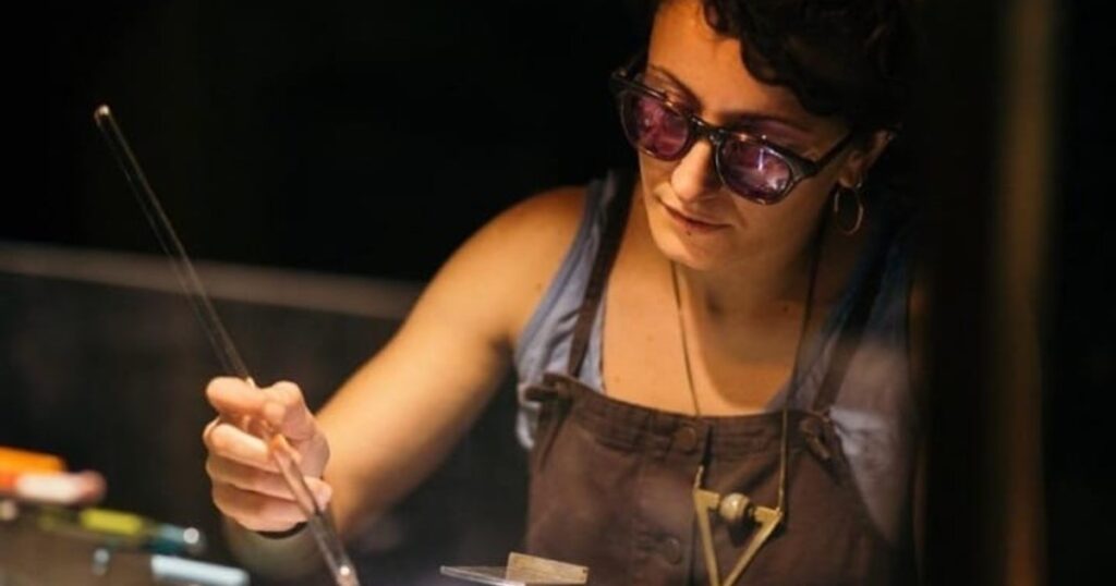 «El vidrio me encontró tras la muerte de mi madre, en el momento más difícil»: así se cuenta la historia de Francesca Antoniazzi, una maestra vidriera que convirtió su pasión en la obra de su vida "El vidrio me encontró tras la muerte de mi madre, en el momento más difícil": así se cuenta la historia de Francesca Antoniazzi, una maestra vidriera que convirtió su pasión en la obra de su vida imagen-96