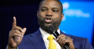 El candidato de Trump en Florida, el republicano Byron Donalds, cambia su discurso sobre el “boom” de los centros de datos y la IA: qué dijo ahora imagen-2