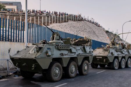 El gobierno español moviliza al Ejército para intentar contener la crisis migratoria en Ceuta El gobierno español moviliza al Ejército para intentar contener la crisis migratoria en Ceuta imagen-13